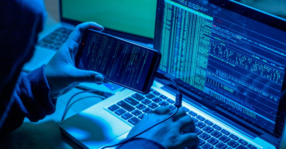 Цивільна IP-камера на фасаді будівлі, спрямована на вуличний маршрут