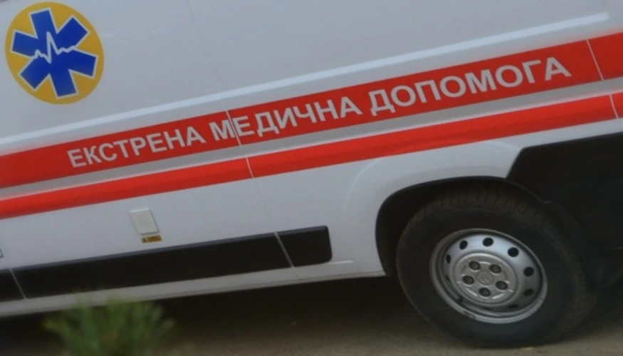 Пошкоджений цивільний автомобіль після удару FPV-дрона у Руській Лозовій