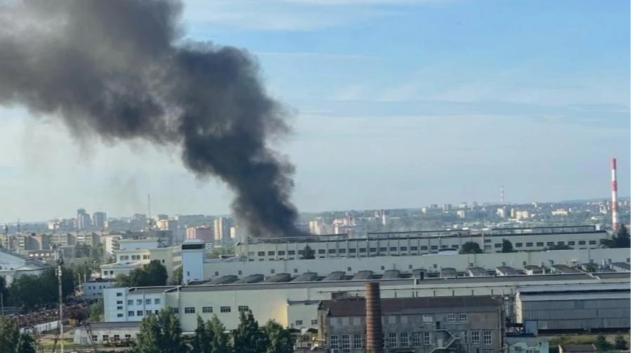 Супутниковий знімок «Авітеку» в Кірові з пробитим дахом цеху після удару 24 липня