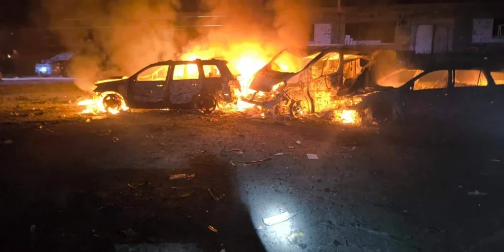 Надзвичайники гасять пожежу після ракетного удару по Києву вночі 26 липня