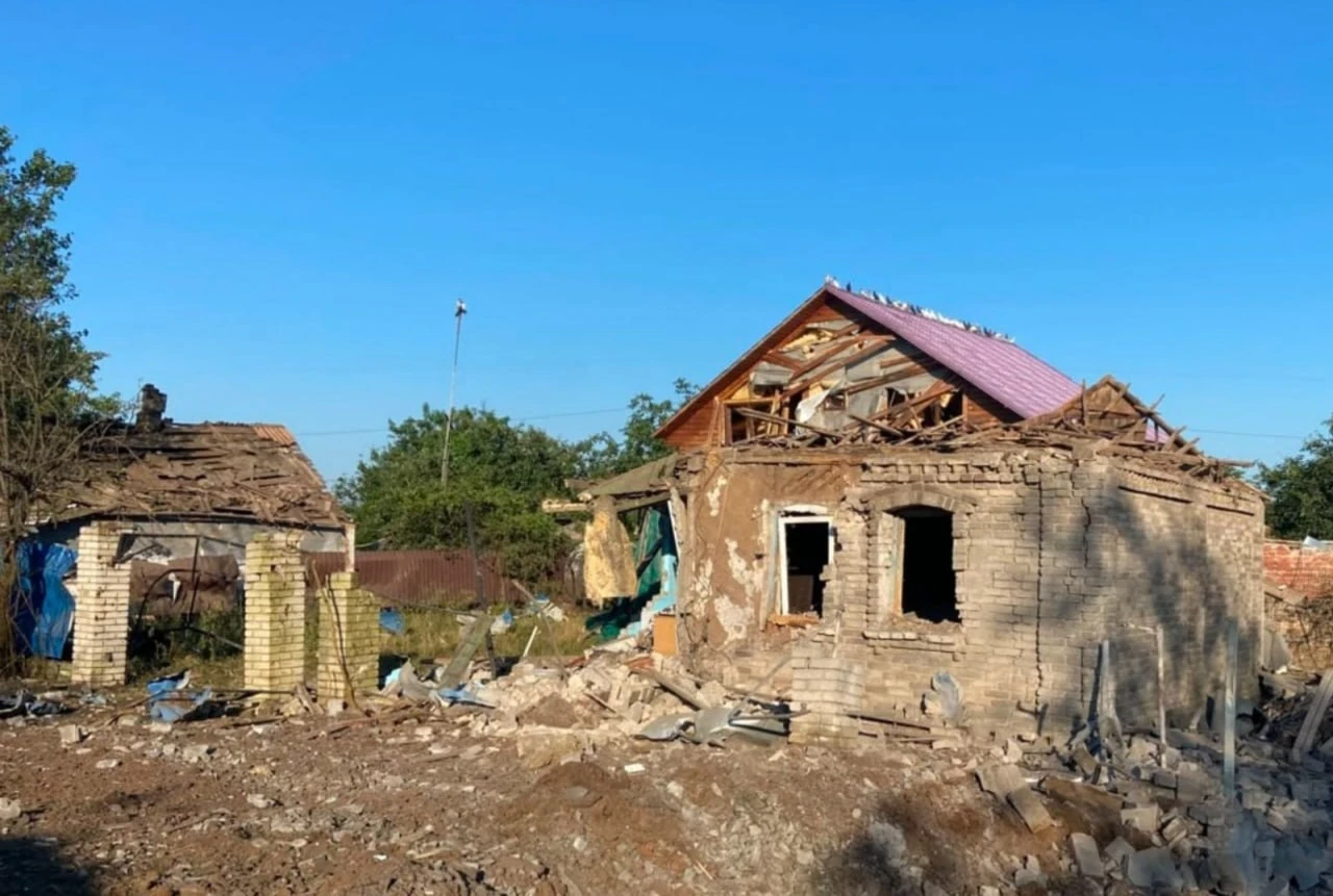 Пошкоджені багатоквартирні будинки та приватні домоволодіння у населених пунктах Донецької області після російських обстрілів