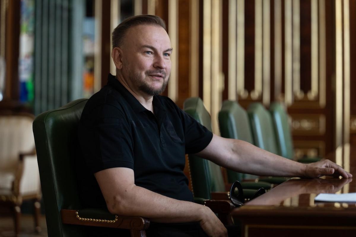 Сергій Бескрестнов (Флеш), фахівець у сфері військових технологій, у робочому середовищі під час офіційної зустрічі