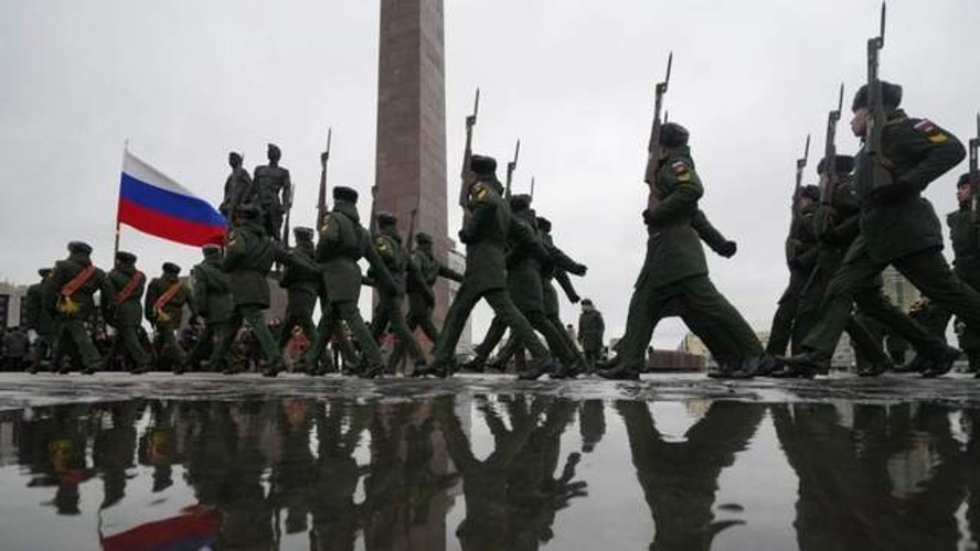 Спалена російська військова техніка на тлі поля бою (ілюстративне фото Associated Press)