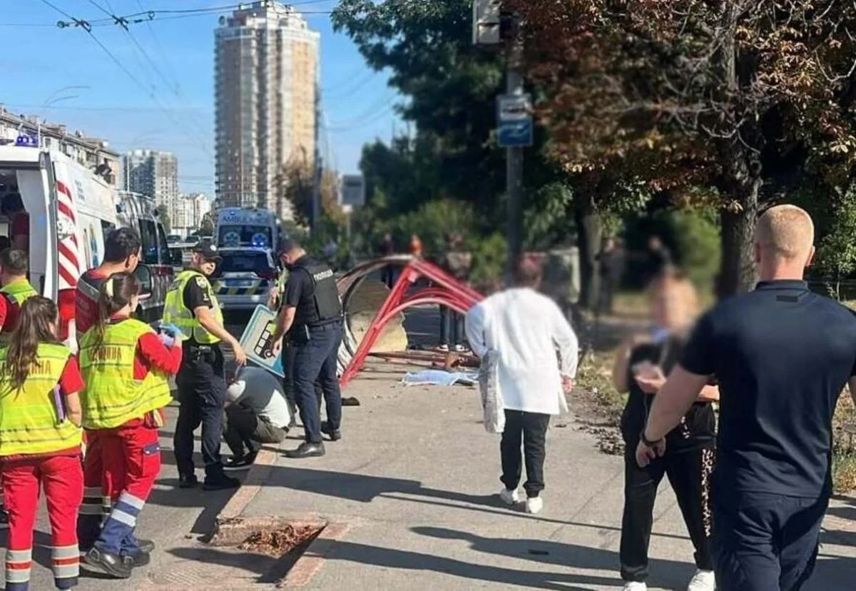 Поліція затримала водія Volkswagen, який в’їхав у зупинку на Чоколівському бульварі