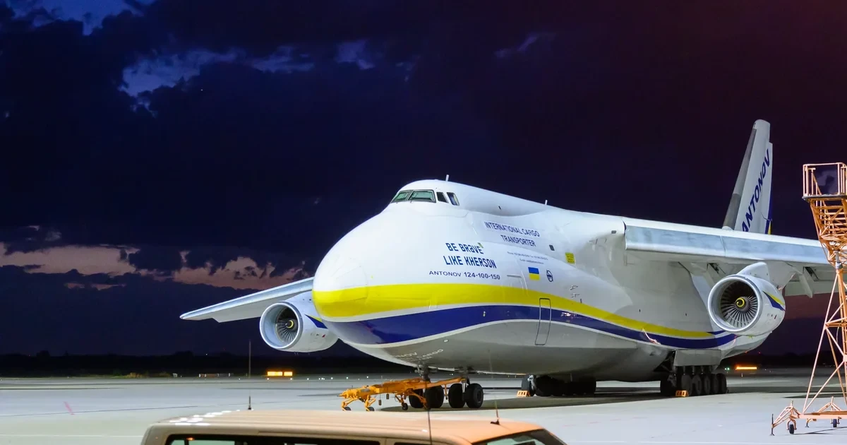 Український вантажний літак Ан-124 в аеропорту Лейпцига/Галле