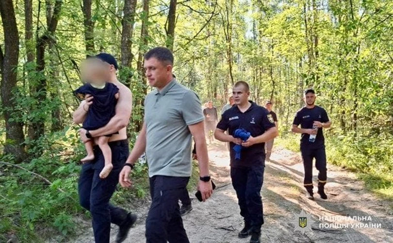 Рятувальники та поліціянти в лісовому масиві під час нічних пошуків хлопчика на Житомирщині