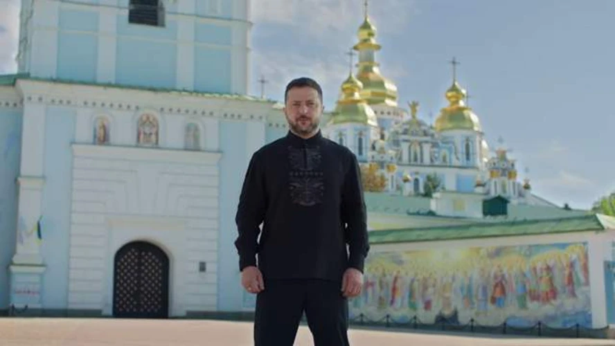 Володимир Зеленський у чорній вишиванці з геометричним орнаментом на тлі Михайлівського Золотоверхого собору