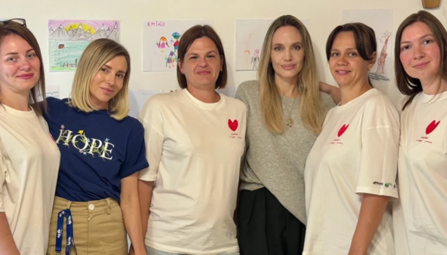 Джолі розповіла про візит до Харкова та Карпат у фотоблозі