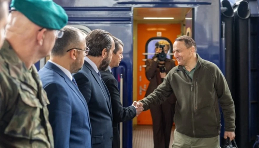 Радослав Сікорський на київському вокзалі, фото з соцмережі X