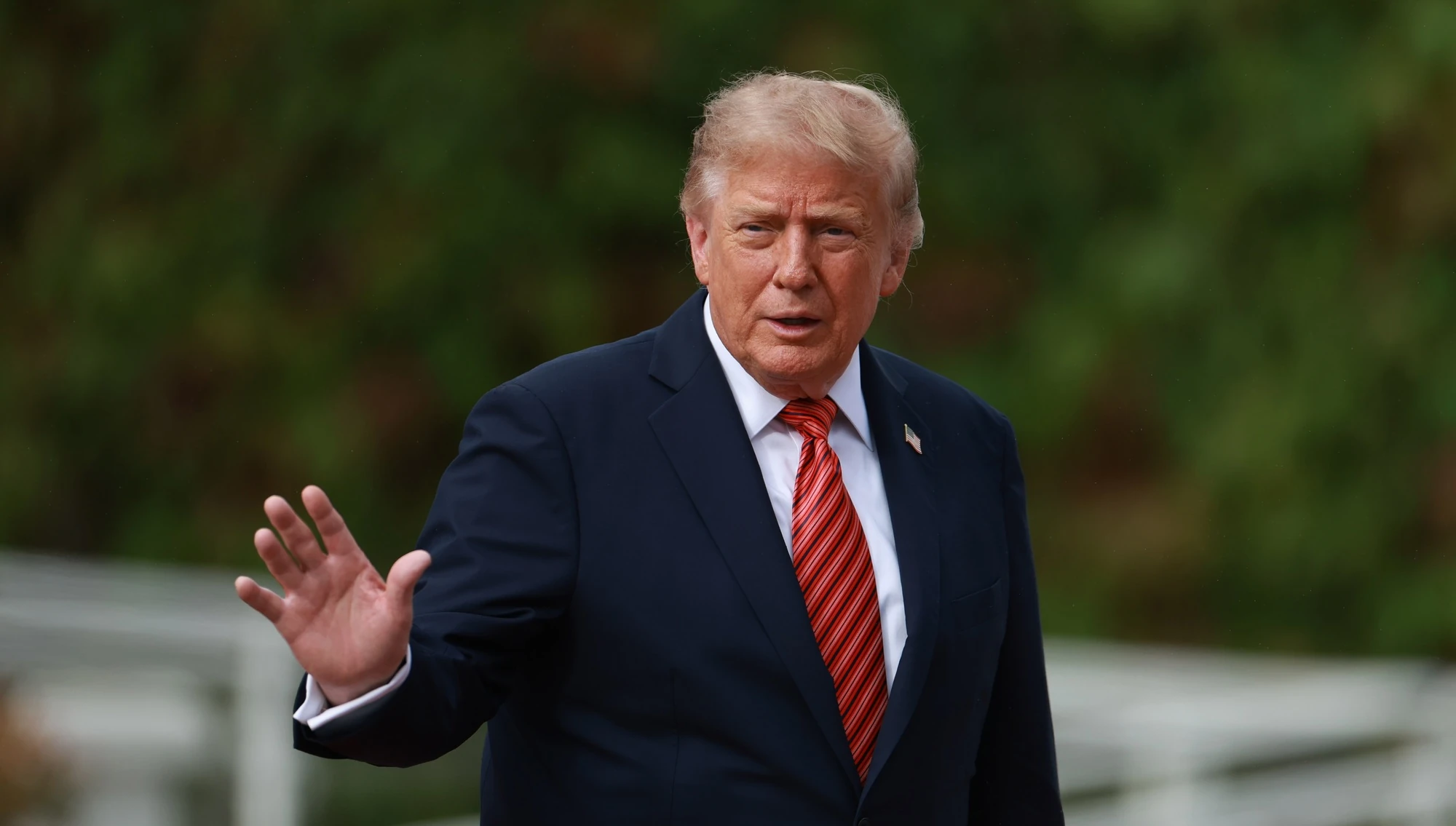 Рейтинг Трампа зріс після рекордного падіння, але демократи випереджають республіканців — Reuters