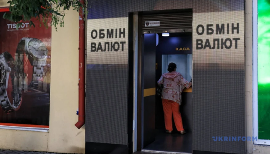 Курс долара та євро до гривні, встановлений Національним банком України.