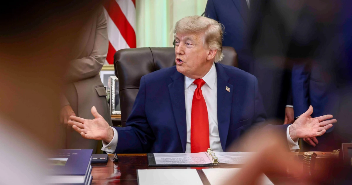 Президент США Дональд Трамп під час спілкування з журналістами